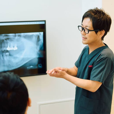 患者の治療をする女性歯科医師|お子様だけでなく親御さんまで歯のクリーニングが可能